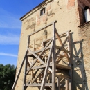 Dřevěné schodiště a padací mostík